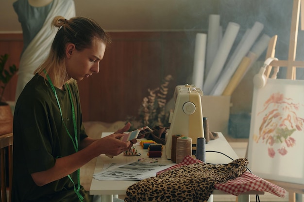 Remeselník pri výšivke